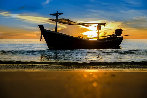 Siluetas de barco de pesca en la playa . — Foto de Stock