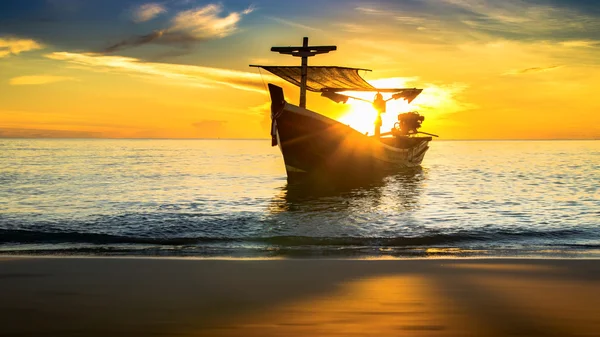 Siluetas de barco de pesca en la playa . — Foto de Stock