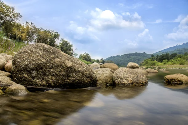 OSN zaměření obrazu Brook a skály v horách — Stock fotografie