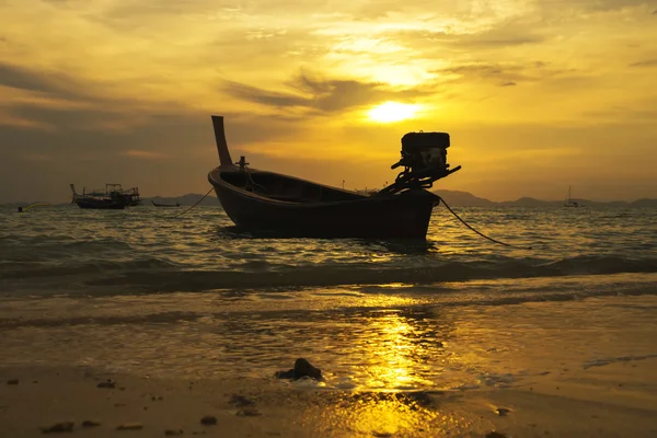 Silhouette della barca da pesca sul mare . — Foto Stock