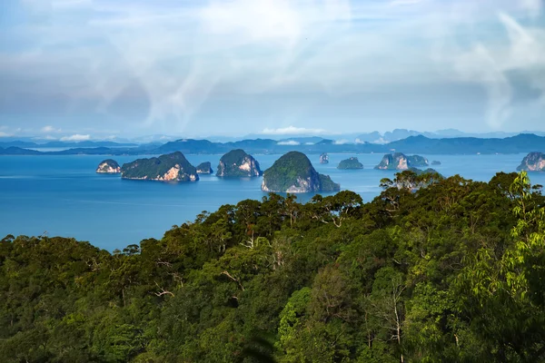Grüner Wald auf dem Berg mit Meer. Thailand. — Stockfoto