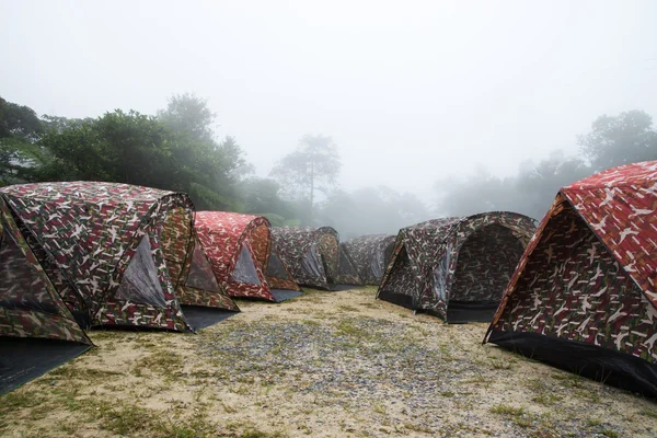 Zeltlager im Nebel. — Stockfoto