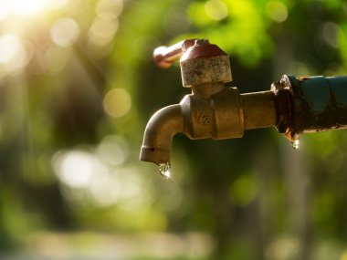 Arızalı musluk. Fire su ile güneş ışığı neden.