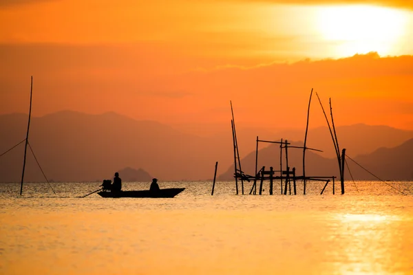 Siluety minimální rybář na jezeře, Thajsko. — Stock fotografie