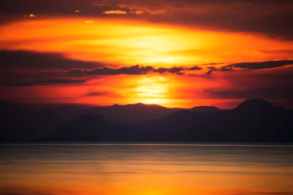 Silhouettes de montagne avec coucher de soleil au bord du lac, Thaïlande . — Photo