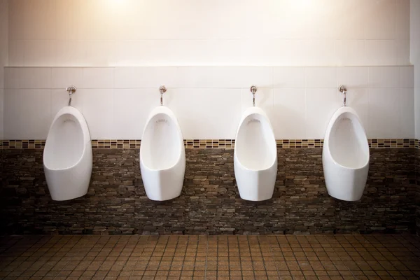 화장실에서 챔버 냄비입니다. 유엔-초점 이미지. — 스톡 사진