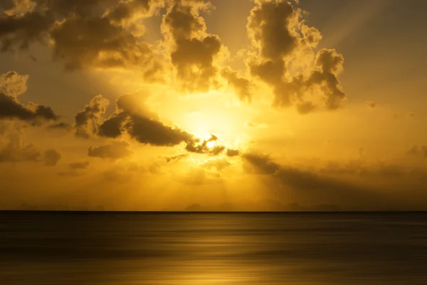 Céu do pôr-do-sol no lago — Fotografia de Stock