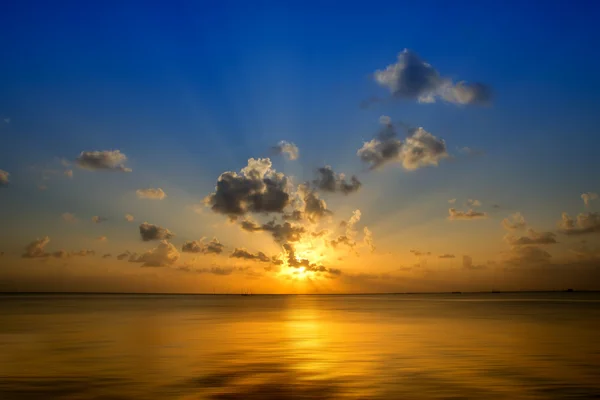 Céu do pôr-do-sol no lago — Fotografia de Stock