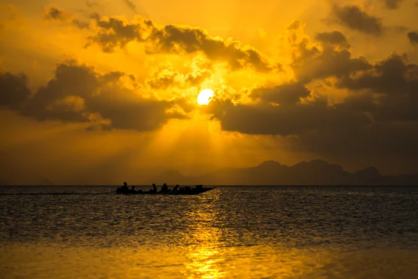 Silhouette di minimo pescatore al lago, Thailandia . — Foto Stock