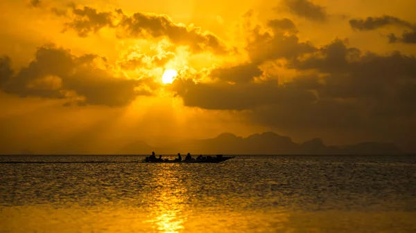 Silhouettes de pêcheur minimal au bord du lac, Thaïlande . — Photo