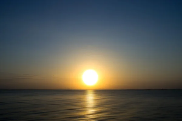 湖の夕焼け空と水面の動き. — ストック写真