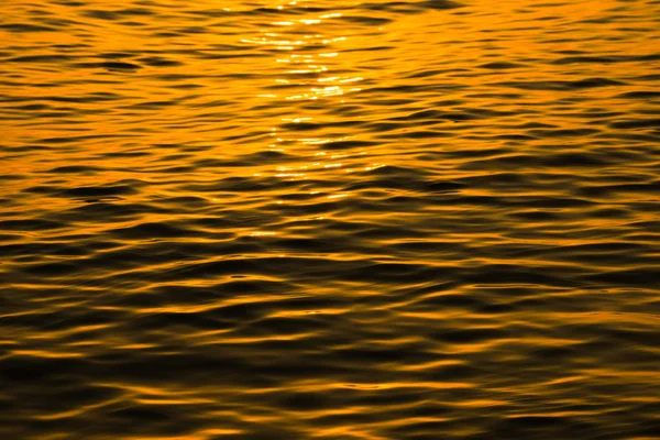 Permukaan air di danau dengan cahaya matahari terbenam . — Stok Foto