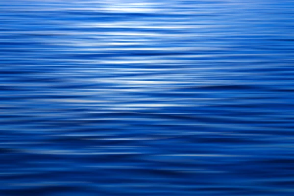 Le mouvement de la surface de l'eau bleue au lac . — Photo