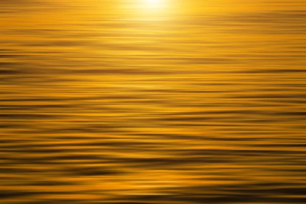 Gerak permukaan air di danau dengan sinar matahari . — Stok Foto