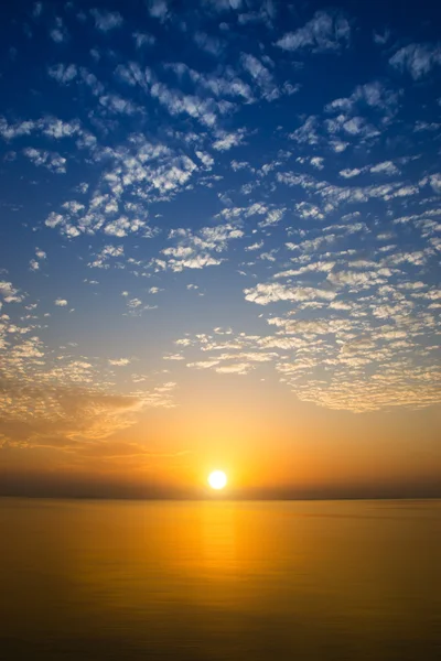 Cielo del atardecer en el lago — Foto de Stock