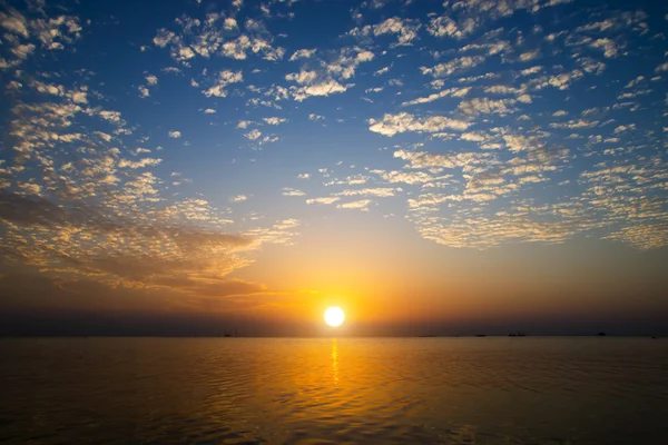 Solnedgång himlen vid sjön — Stockfoto