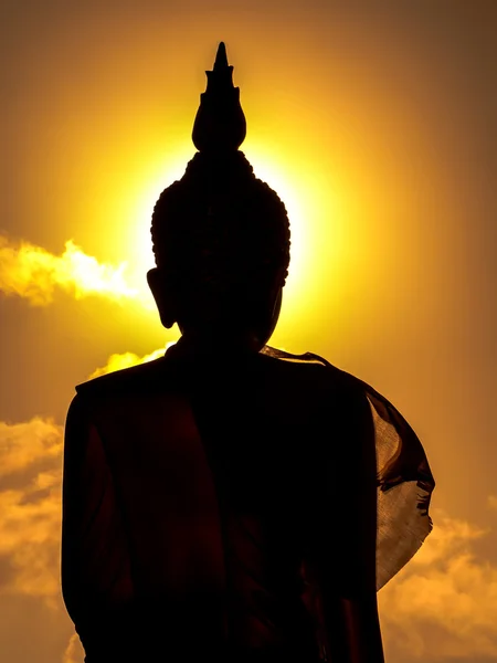 Silhouette behind a statue of Buddha in the temple. — Stock Photo, Image