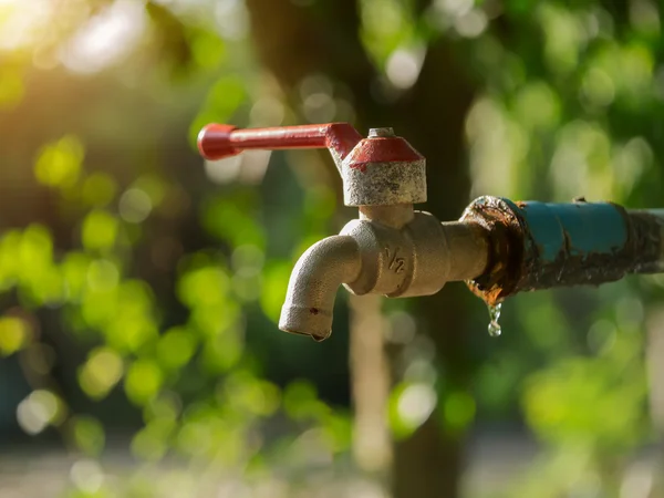 Defective faucet. Cause wastage of water — Stock Photo, Image