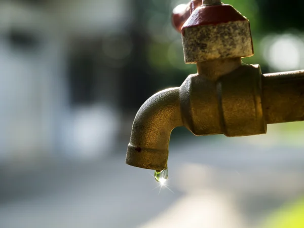 Rubinetto difettoso. Causa spreco di acqua — Foto Stock