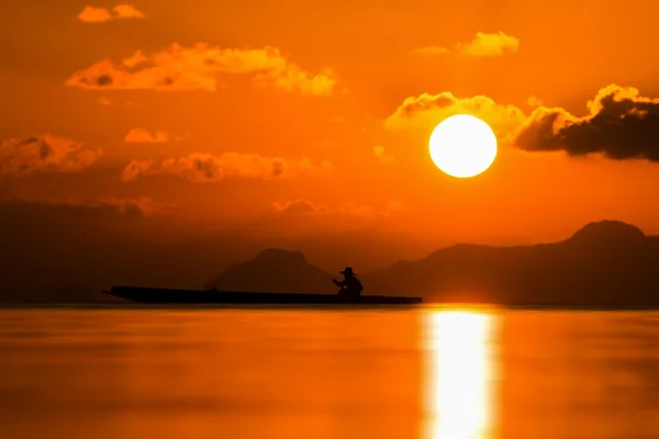 Puesta de sol en el lago en temporada de verano . — Foto de Stock