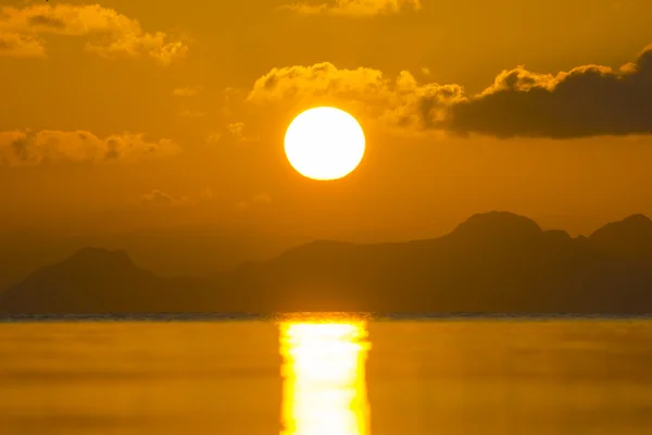 Puesta de sol en el lago en temporada de verano . — Foto de Stock