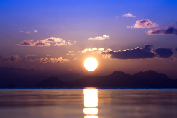Puesta de sol en el lago en temporada de verano . — Foto de Stock
