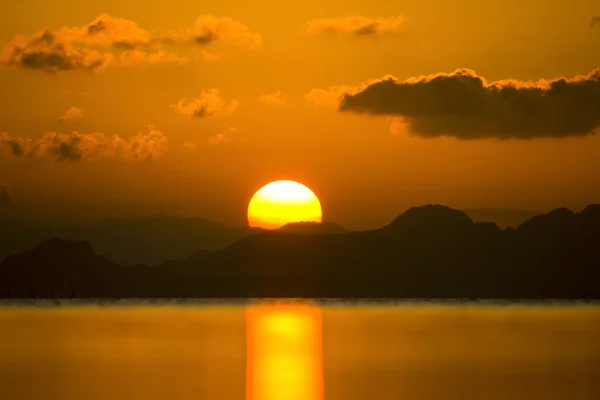 Tramonto al lago nella stagione estiva . — Foto Stock