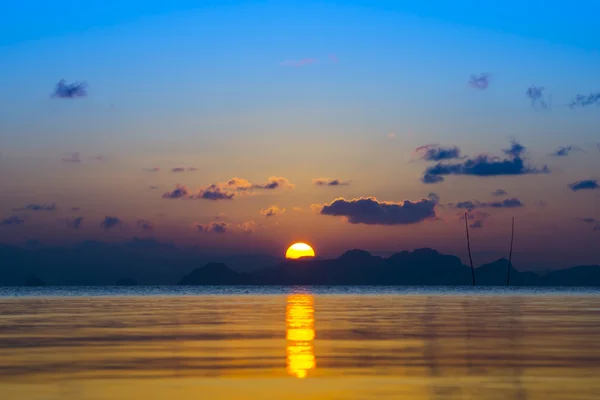 Tramonto al lago nella stagione estiva . — Foto Stock