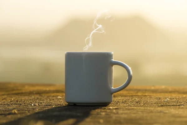Weiße Kaffeetasse mit Sonnenuntergang. — Stockfoto
