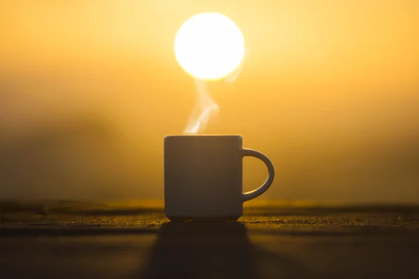 Siluetas Taza de café por la mañana con salida del sol . —  Fotos de Stock