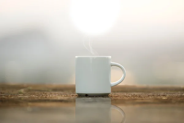 Fehér kávéscsésze a reggel időben. — Stock Fotó