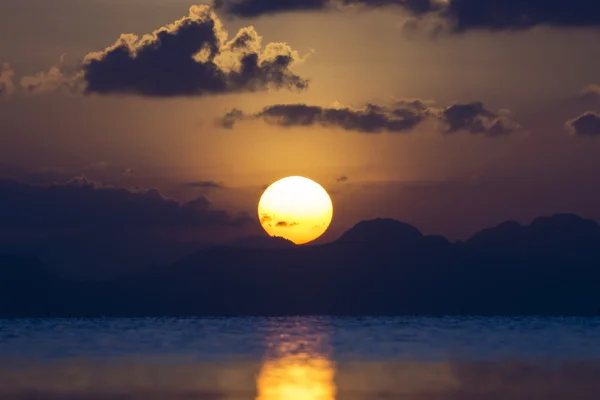 Pôr do sol no lago na temporada de verão . — Fotografia de Stock