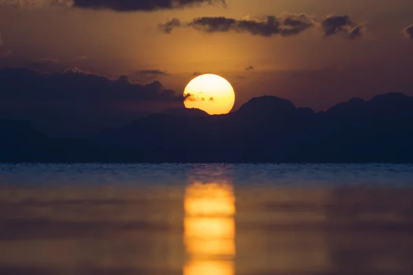 夏のシーズンで湖の夕日. — ストック写真