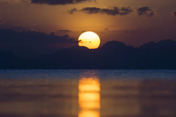 Tramonto al lago nella stagione estiva . — Foto Stock