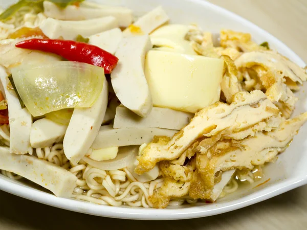 Spicy curry instant noodle soup with tofu. — Stock Photo, Image