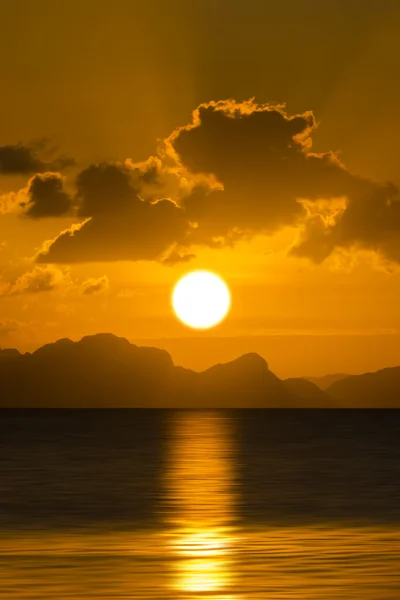 Puesta de sol en el lago en temporada de verano — Foto de Stock