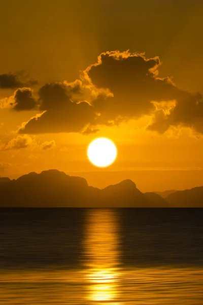 Tramonto al lago nella stagione estiva — Foto Stock