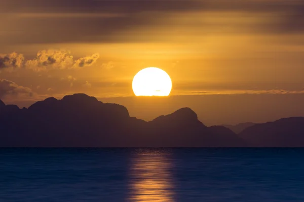 Puesta de sol en el lago en temporada de verano — Foto de Stock