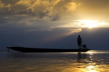 Gün batımı, Tayland ile gölde balıkçı siluetleri.