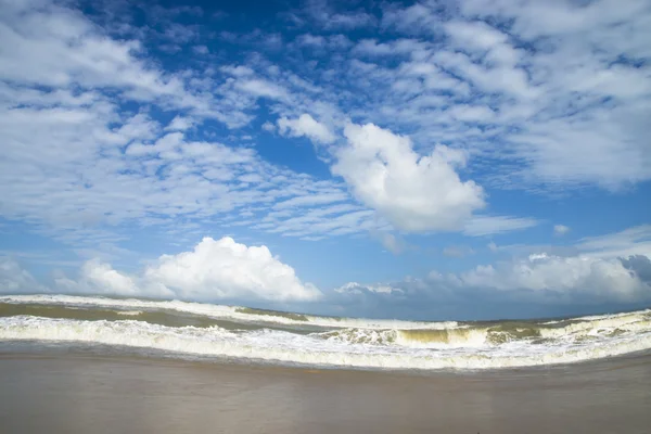 Waves and cloud in the summer. — Stock Photo, Image