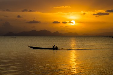 Gün batımı, Tayland ile gölde balıkçı siluetleri.