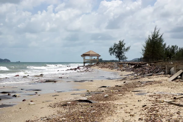 Erosi jalan yang disebabkan oleh gelombang dan badai yang parah . — Stok Foto