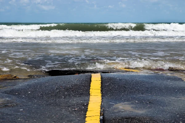 Road erosion caused by waves and severe storms. — Stock Photo, Image