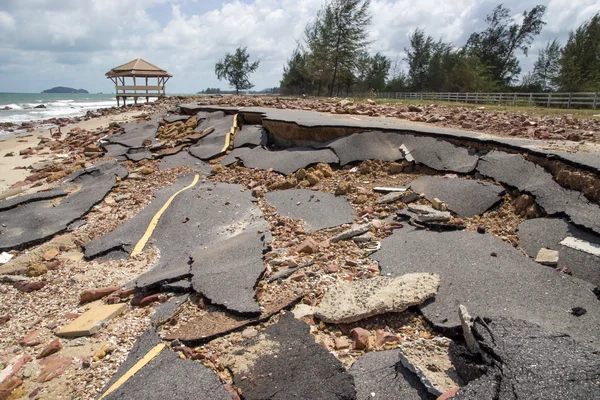 Road erosie veroorzaakt door de golven en zware stormen. — Stockfoto