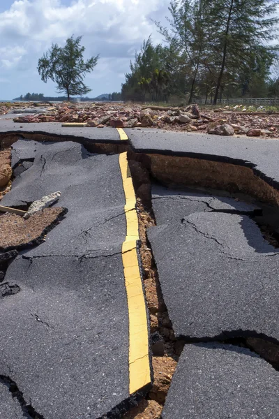 Road erosion orsakad av vågor och svåra stormar. — Stockfoto