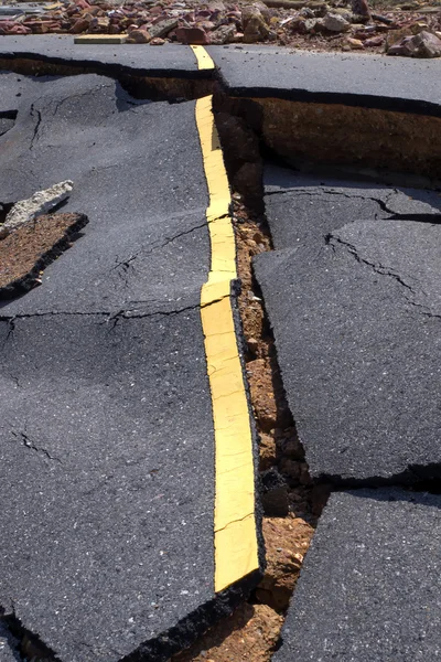 Road erosion orsakad av vågor och svåra stormar. — Stockfoto