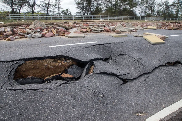 Road erosion caused by waves and severe storms. — Stock Photo, Image