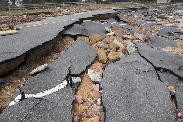 Erosão rodoviária causada por ondas e tempestades severas . — Fotografia de Stock