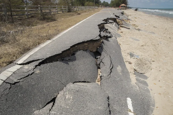 Road erosion orsakad av vågor och svåra stormar. — Stockfoto