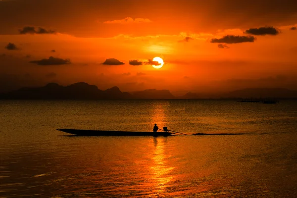 Silhouetten van visser op het meer met zonsondergang, Thailand. — Stockfoto